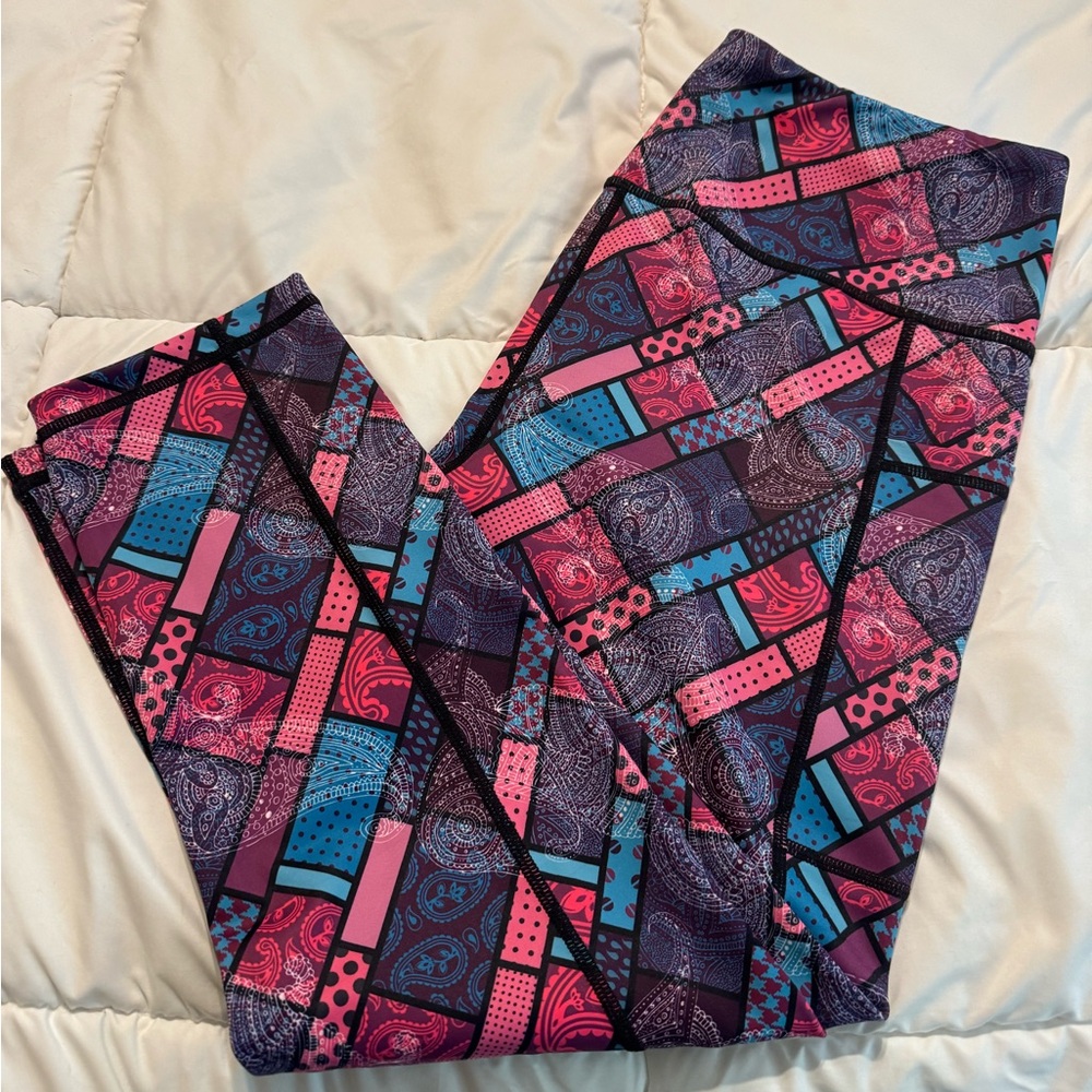 CVG Constantly Varied Gear Purple Paisley Capri Leggings size Medium